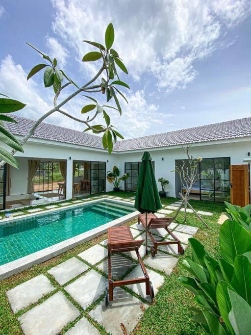 Allure Villa Cempaka Private Pool クアンタン エクステリア 写真